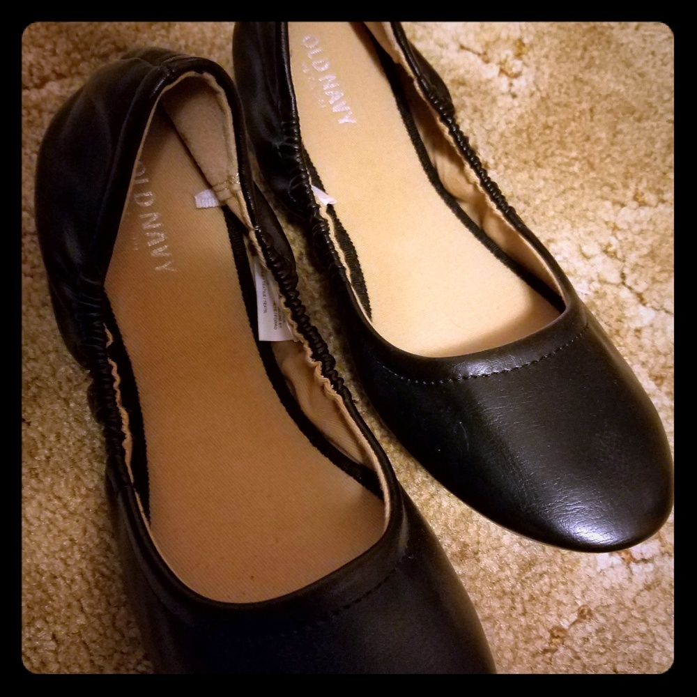 Old Navy Black Ballet Flats. Never worn.